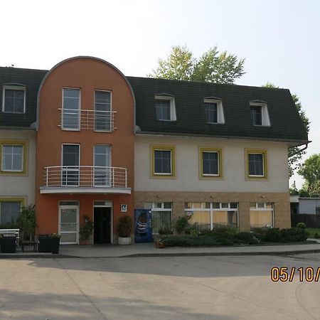 Hotel Ned Hockey Nymburk Buitenkant foto